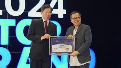 Pimpinan BAZNAS bidang pengumpulan Rizaludin Kurniawan mewakili BAZNAS  menerima penghargaan Top Brand 2024. [Foto: Repro]