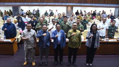 Sekjen DPR RI indra Iskandar usai menggelar rapat koordinasi persiapan pengamanan Sidang 16 Agustus dengan para stakeholder terkait. [Foto: Dok DPR RI]