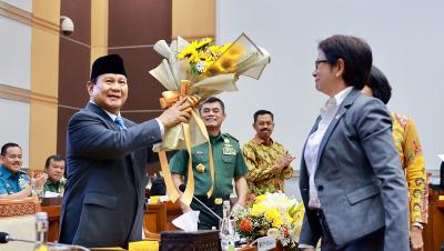 Menhan sekaligus Presiden terpilih Prabowo Subianto menerima bunga dari anggota Komisi I Nurul Arifin. [Foto: Sinpo/RMN]