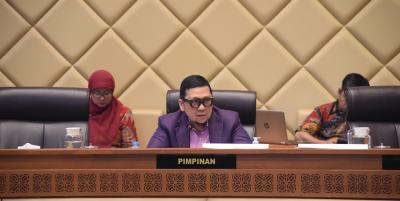 Ketua Komisi II DPR RI Ahmad Doli Kurnia saat memimpin rapat dengar pendapat, Selasa (10/9). [Foto: Arief/vel/DPR]