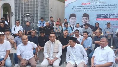 Bacagub dan Wacagub Jakarta Ridwan Kamil dan Suswono bersama para relawan. [Foto: Disway]