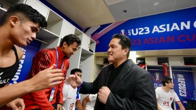 Ketua Umum PSSI Erick Thohir dan sejumlah pemain Timnas. [Foto: Dok PSSI]