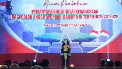 Ketua DPR RI Puan Maharani saat menyampaikan sambutan di Taplai Kebangsaan anggota baru DPR RI. [Foto: Dok DPR]