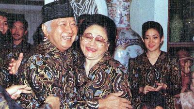 Presiden ke 2, Soeharto saat merayakan Hari ulang tahun ibu Tien Soeharto. [Foto: kepustakaan-presiden.perpusnas.go.id]