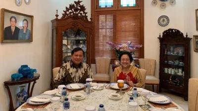 Ketua Umum DPP PDIP Megawati Soekaroputri dengan Ketum DPP Gerindra yang saat ini Presiden RI Prabowo Subianto dalam satu kesempatan. [Foto: Repro/RMN]