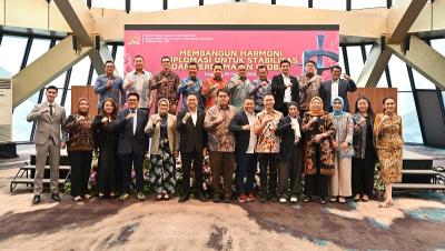 Foto bersama usai dalam acara FGD bertema Membangun Harmoni Diplomasi untuk Stabilitas dan Perdamaian Global di Tangerang, Banten, Rabu (30/10). [Foto : Ulfi/Andri/RMN]