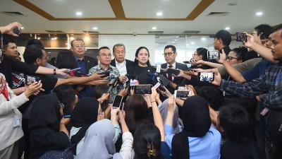 Ketua DPR RI Puan Maharani menyampaikan keterangan seusai  Rapim dan Rapat Konsultasi pertama , Senin (14/10). [Foto: Runi/Andri /DPR]