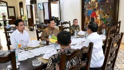 Presiden Jokowi menjamu presiden terpilih dan wakil Prabowo Subianto- Gibran Rakabuming Raka  di Sumber, Banjarsari, Solo, Jateng, Minggu (13/10). [ Foto: @jokowi]