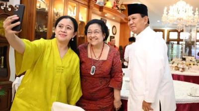 Ketua DPR RI Puan Maharani berfoto dengan Presiden ke 5 Megawati Soekarnoputri dan Presiden terpilih Prabowo Subianto. [Foto: Repro/RMN]