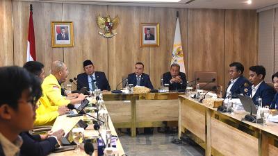 Wakil Ketua DPR RI Sufmi Dasco Ahmad, didampingi Wakil Ketua DPR lainnya, Saan Mustofa dan Cucun Syamsurijal, saat menerima perwakilan BEM dari UI, ITB, IPB, dan Trisakti. [Foto: Dok DPR/RMN]