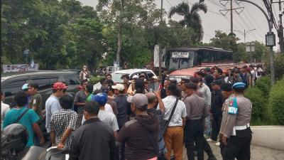 Supir angkot mendatangi DPRD Kota Bekasi mengadukan nasib yang tergerus tarif gratis BISKITA. [Foto: Dok. Disway]