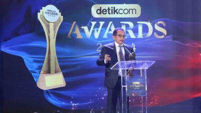 Sekretaris Jenderal DPR RI Indra Iskandar, mewakili Setjen DPR RI menerima penghargaan Lembaga Pendukung Berkinerja Tinggi media detik.com Awards 2024 . [Foto:  Dok DPR/RMN]