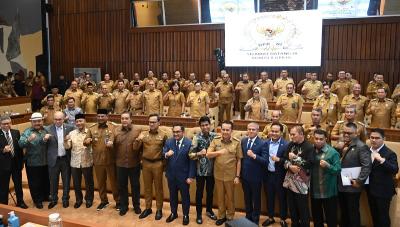 Foto bersama Komisi II DPR dalam RDP dengan Kementerian Dalam Negeri, Senin (18/11). [Foto: Dok DPR/RMN]