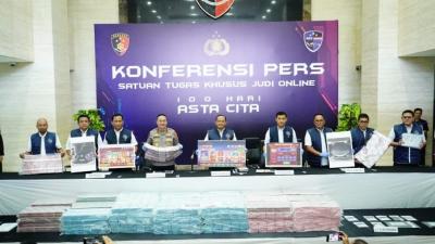 Konferensi pers pengungkapan Judol jaringan internasional di Lobi Bareskrim Polri, Jakarta, Sabtu (2/11). [Foto: Humas Polri/RMN]