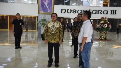 Sekjen DPR RI Indra Iskandar, pegawai, dan masyarakat yang ada di gedung DPR mengambil sikap sempurna ketia lagu Indonesia Raya berkumandang. [Foto: Dok DPR/RMN]