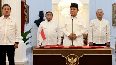 Presiden RI Prabowo Subianto menandatangani aturan yang menghapus utang macet UMKM bidang pertanian, perkebunan, peternakan perikanan dan kelautan serta UMKM lainnya . [Foto: Setpres/RMN]