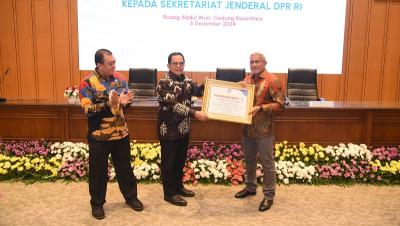 Sekretaris Jenderal DPR RI, Indra Iskandar dalam menerima penghargaan atas kontribusinya menciptakan kawasan bebas Narkoba. [Foto: Dok DPR/RMN]