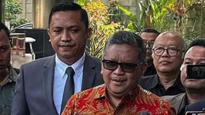 Ketua DPP PDIP Bidang hukum Ronny Talapessy mendampingi Sekjen PDIP Hasto Kristiyanto ketika dipanggil KPK. [Foto: Repro/RMN]