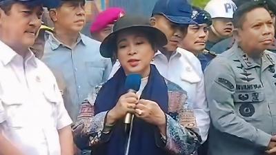 Ketua Komisi IV DPR RI, Siti Hediati Hariyadi alias Titiek Soeharto saat mennjau pembongkaran Pagar Laut. [Foto: Repro/RMN]