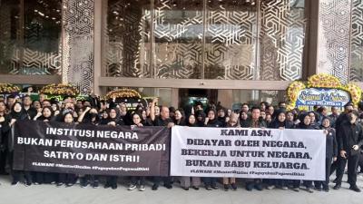 Demo psgawai Kemendiktisaintek atas pemecatan Neni Herlina yang mendadak. [Foto: Repro/RMN]