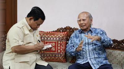 Presiden Prabowo Subianto menemui ekonom senior sekaligus mantan Menteri Negara Pengawasan Pembangunan dan Lingkungan Hidup (PPLH) Emil Salim pada Rabu, 22 Januari 2025 pagi. [Foto: Dok. Setpres/RMN]