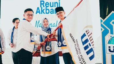 TB Ace Hasan Syadzily kembali menerima pataka IKALUIN Jakarta. Ace Hasan kembali terpilih menjadi Ketum IKALUIN periode 2025-2029. [Foto: Dok IKALUIN/RMN]