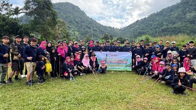 Arisan Keluarga Muda (ARDA) UIN Jakarta saat menjelajah Curug Bidadari di Bojong Koneng, Sentul, Bogor. [Foto: Dokumentasi Pribadi/RMN]