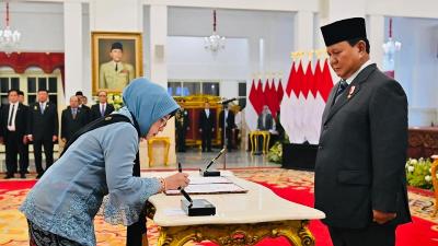 Presiden Prabowo Subianto melantik Amalia Adininggar Widyasanti dilantik sebagai Kepala Badan Pusat Statistik (BPS). - Foto: Dok Setkab -