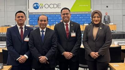 Wakil Ketua BKSAP DPR RI Bramantyo Suwondo (dua dari kanan), saat menghadiri Sidang OECD Parliamentary Network  di Paris, Perancis, pada Rabu (5/2/2025). [Foto: Ist/Dok DPR RI]