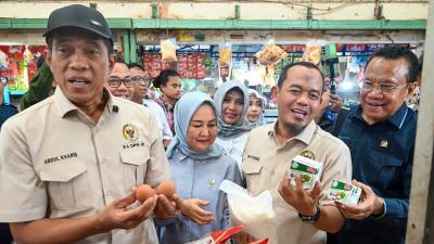 Komisi IV DPR RI turun ke Pasar Gedhe Hardjonagoro, Surakarta, Rabu (19/2), buat ngecek ketersediaan bahan pokok. - Foto: Dok DPR/RMN -