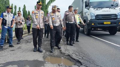 Kepala Korps Lalu Lintas (Kakorlantas) Polri, Brigjen Pol Agus Suryonugroho saat meninjau jalan berlubang di Pantura. [Foto: Dok Humas Polri/RMN]