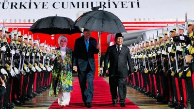 Presiden RI, Prabowo Subianto, menyambut Presiden Turkiye, Recep Tayyip Erdogan, beserta Ibu Negara Emine Erdogan di Pangkalan TNI AU Halim Perdanakusuma, Jakarta, pada Selasa malam (11/2). [Foto: BPMI Setpres/RMN]