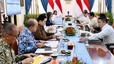 Presiden Prabowo Subianto menggelar rapat terbatas dengan sejumlah jajaran Menteri Kabinet Merah Putih di Istana Merdeka, Jakarta, pada Senin, 17 Februari 2025. [Foto: BPMI Setpres]