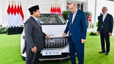 Presiden Turkiye Recep Tayyip Erdoğan secara simbolis memberikan kendaraan listrik Turkiye Togg T10X kepada Presiden Republik Indonesia Prabowo Subianto pada Rabu, 12 Februari 2025 di Istana Kepresidenan Bogor. [Foto: BPMI Setpres]