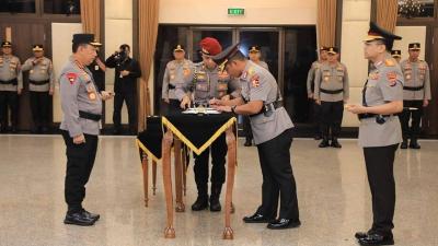 Kapolri Jenderal Listyo Sigit Prabowo (kiri) memimpin upacara pelantikan sejumlah kapolda di Mabes Polri, Jakarta, Jumat (14/3) - Dok. Divisi Humas Polri -