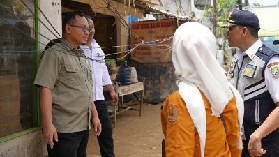 Ketua DPRD Kota Bekasi saat meninjau lokasi terdampak banjir di daerh Jatirasa dan Duren Jaya. - Dok Humas DPRD Kota Bekasi -