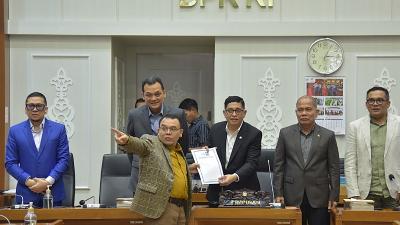 Anggota DPR RI, Saleh Partaonan Daulay meyerahkan pandangan fraksi terkai RUU PMI - Dok DPR RI -