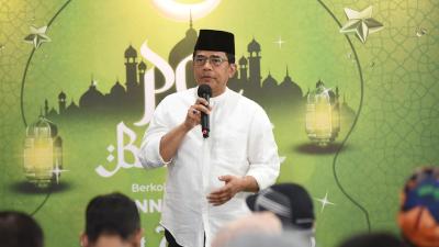 Sekjen DPR RI Indra Iskandar saat acara berbagi dengan Panti Yatim Indonesia, yang digelar oleh PCC DPR RI. - Dok. DPR -