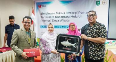 Anggota Komisi VII DPR RI Hendry Munief (kiri) saat membuka kegiatan Bimbingan Teknis Strategi Pemasaran Wisata Nusantara melalui Promosi Desa Wisata di Kota Duri, Riau, Jumat (9/5/2025). - Istimewa -