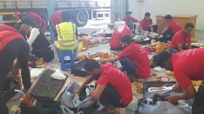 Barang bawaan jemaah haji yang tidak sesuai ketentuan, dibongkar saat pemeriksaan bagasi. - Foto: Dok. MCH 2024 -