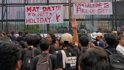 Peringatan hari buruh depan Gedung DPR RI. - Foto: Dok Disway -