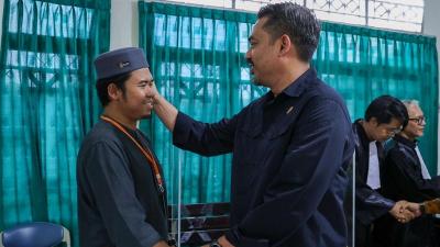 Menteri UMKM Maman Abdurrahman membela pengusaha UMKM Firly Nurochim, pemilik Toko Mama Khas Banjar. - Foto: Ali/Kemenkop -