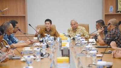 Ketua Tim Kunjungan Kerja BURT DPR RI, Rizki saat melakukan pertemuan dengan otoritas Bandara Internasional Soekarno-Hatta - Humas DPR -