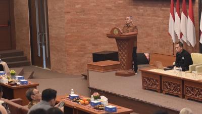 Wakil Ketua DPR RI Adies Kadir saat menjadi pembicara di Seminar Nasional Karsa Nusantara 2025 yang digelar di Universitas Wijaya Kusuma Surabaya, Rabu (18/6/2025). - Humas DPR -