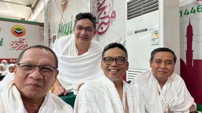 Anggota Timwas Haji DPR, Abdul Fikri Faqih bersama tim saat pemantauan ibadah haji di Makkah, Jumat (6/6/2025). - Foto: Humas DPR -