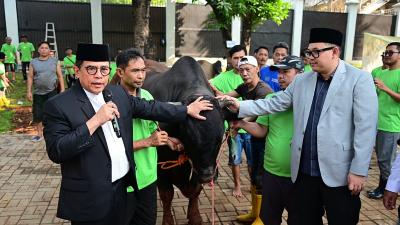 Sekretaris Jenderal DPR RI, Indra Iskandar diacara penyembelihan hewan kurban di Komplek Parlemen, Minggu (8/6/2025) - Humas DPR -