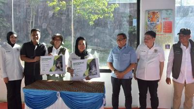 Ketua Komisi IV DPR Siti Hediati Soeharto alias Titiek Soeharto memberi nama dua anak harimau Sumatera yang baru lahir. Nama si jantan: Rizky, dan si betina: Lestari. - Humas DPR -