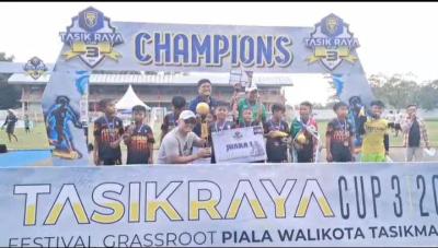 Pemain dan pelatih Persigawa Mizani merayakan kemenangan usai membantai Academy Pro Nova Arianto 3-0 di partai final Piala Wali Kota Tasikmalaya di Stadion Wiradadaha, Tasikmalaya, kemarin.