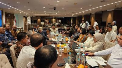 Menteri PKP Maruar Sirait  saat pertemuan dengan pengembang komersial di Wisma Mandiri 2, Jakarta, Rabu (2/7) malam. - Foto: Kementerian PKP -