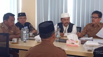 Bupati Sidrap Syaharuddin Alrif (kiri) memimpin langsung rapat koordinasi bersama panitia lokal Kemah Tahfidz dan Bahasa VIII Pesantren Muhammadiyah-Aisyiyah se-Sulsel di kampus Universitas Muhammadiyah Sidrap (UMS) kemarin. - Repro -